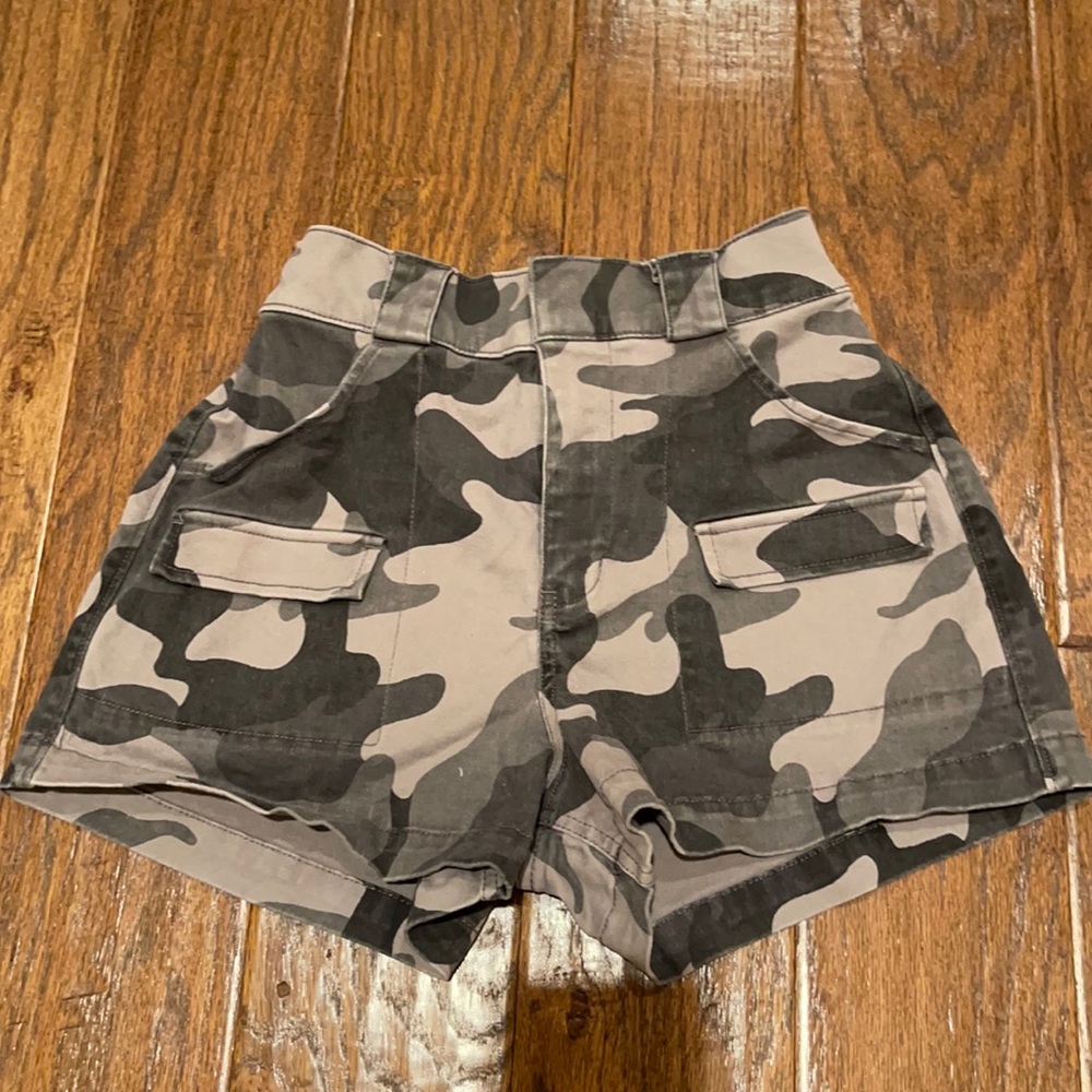 Hollister Grey Camo Shorts/SUPER CUTE, Fit:Great